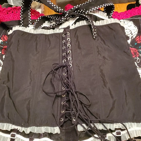 Black wuth white accents pinup halter corset size 38 large. - Picture 3 of 6